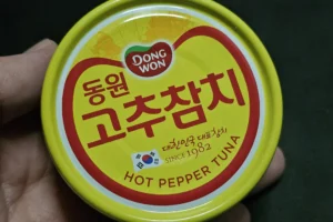 동원 고추참치 매콤달콤한 양념과 꽉 찬 참치 살이 일품인 추억의 밥도둑 리얼후기